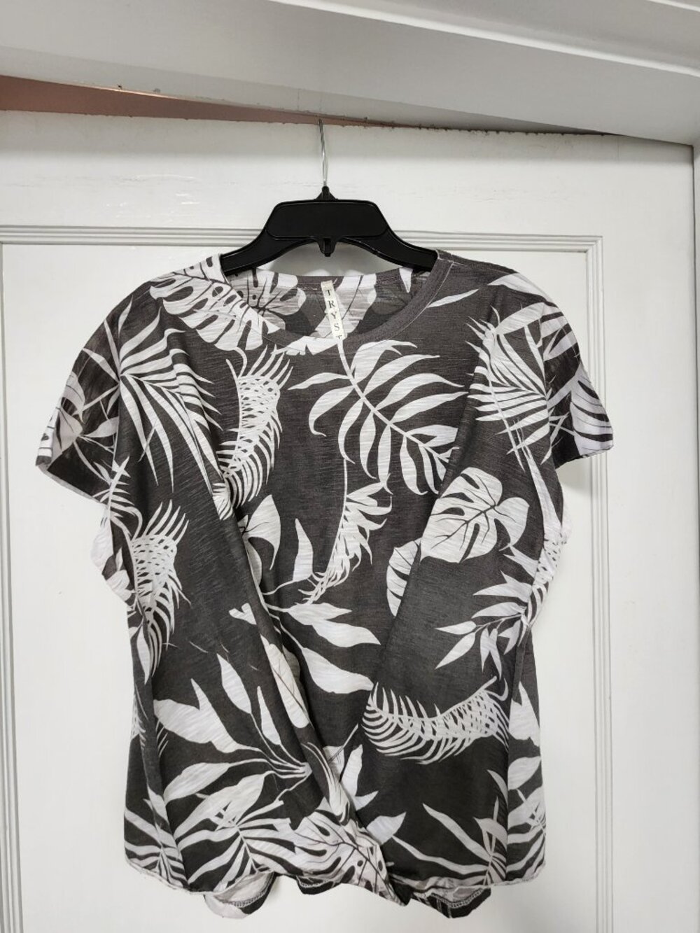 Tryst Tropical Leaf Twist Front Top White Charcoal Size S